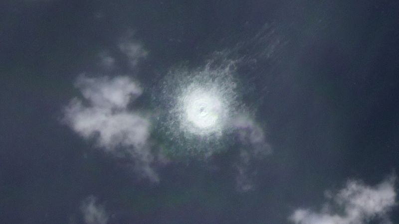 &copy; Reuters. صورة بالقمر الصناعي التقطت يوم 26 سبتمبر أيلول 2022 تظهر تسربا للغاز في خط أنابيب "نورد ستريم 2" قبالة جزيرة بورنهولم الهولندية ببحر البلطيق. هذ