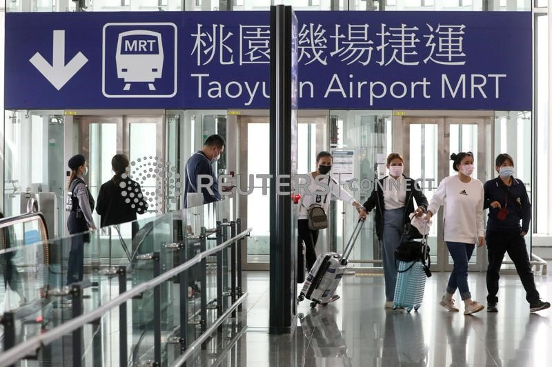 &copy; Reuters. 　９月２９日、台湾当局は、１０月１３日から海外からの渡航者に対する新型コロナウイルス関連の隔離義務を撤廃し、観光客を受け入れると発表した。写真は２０２０年３月、台湾桃園国
