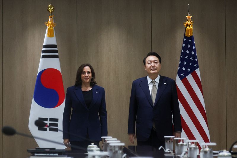 &copy; Reuters. South Korea's President Yoon Suk-Yeol and U.S. Vice President Kamala Harris pose for a photo at a bilateral meeting in Seoul, South Korea, September 29, 2022. REUTERS/Leah Millis/Pool
