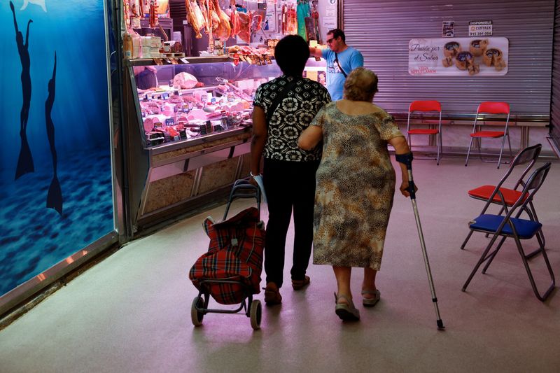 &copy; Reuters. FILE PHOTO: Customers shop at a local market in Madrid, Spain, August 12, 2022. REUTERS/Susana Vera