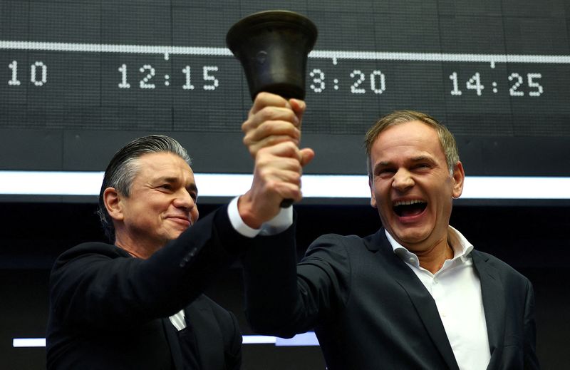 &copy; Reuters. Oliver Blume, CEO of German car manufacturer Porsche, and CFO Lutz Meschke ring the opening bell during Porsche's IPO in Frankfurt, Germany, September 29, 2022.  REUTERS/Kai Pfaffenbach   