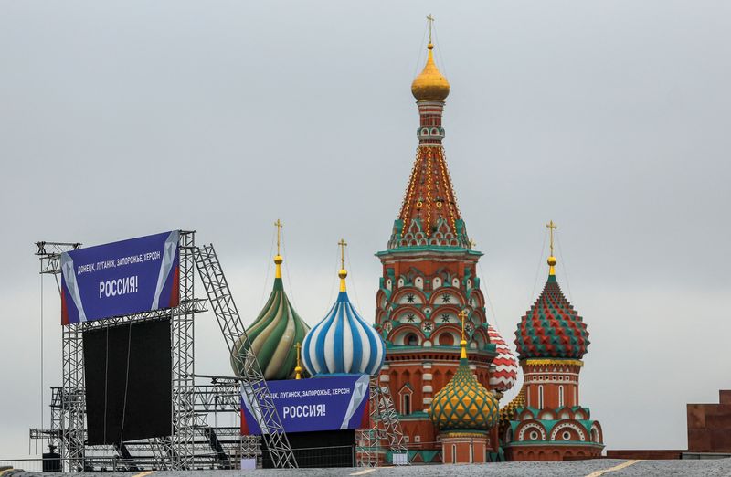 © Reuters. A view shows banners and constructions for a stage ahead of an expected event, dedicated to the results of referendums on the joining of four Ukrainian self-proclaimed regions to Russia, near St. Basil's Cathedral in Red Square in central Moscow, Russia September 28, 2022. Banners read: 
