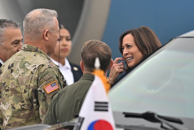 &copy; Reuters. 　９月２９日に行われたハリス米副大統領と韓国の尹錫悦大統領との会談では、米国の電気自動車（ＥＶ）連邦税額控除を巡る韓国の懸念も取り上げられた。写真は烏山空軍基地に到着する