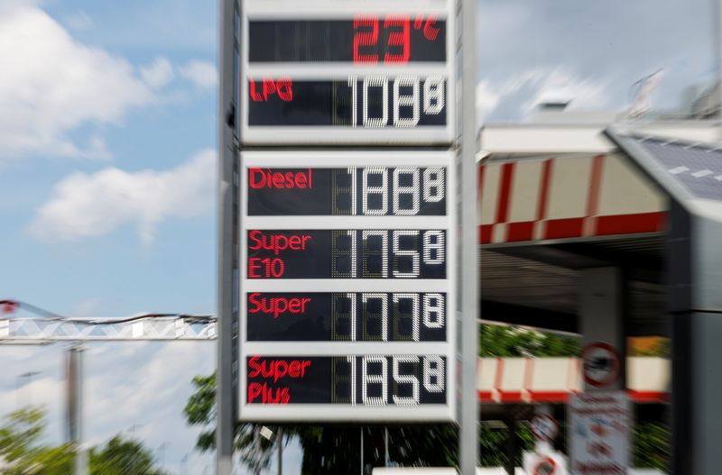 &copy; Reuters. FILE PHOTO: A display board shows the current prices of gasoline and diesel at a gas station of the company "NeebTank in Graefelfing near Munich, Germany, June 1, 2022. A temporary reduction in the energy tax is intended to lower the prices of gasoline an