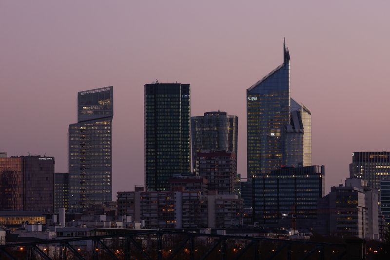 &copy; Reuters. FILE PHOTO: A view shows the financial and business district of La Defense in Puteaux near Paris, France, February 7, 2022. REUTERS/Gonzalo Fuentes