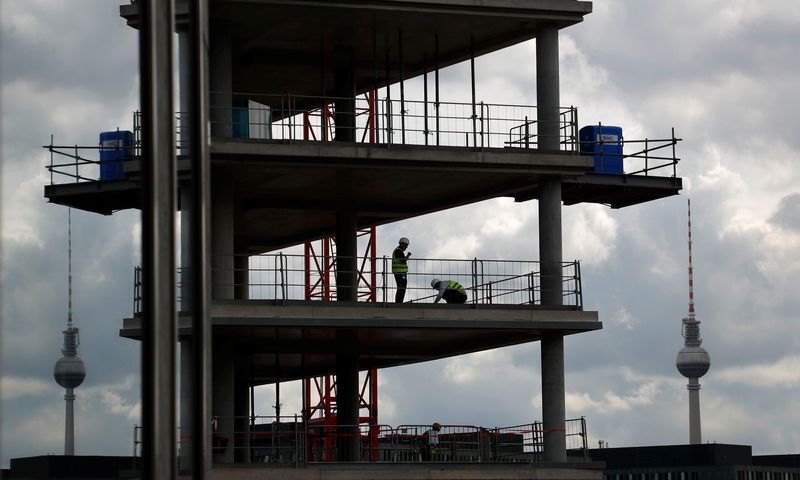 &copy; Reuters. 　９月２９日、ドイツの主要４経済研究所は、今年の同国の経済成長予測を春時点の２．７％から１．４％に引き下げた。来年の予測は３．１％からマイナス０．４％に引き下げた。写真は