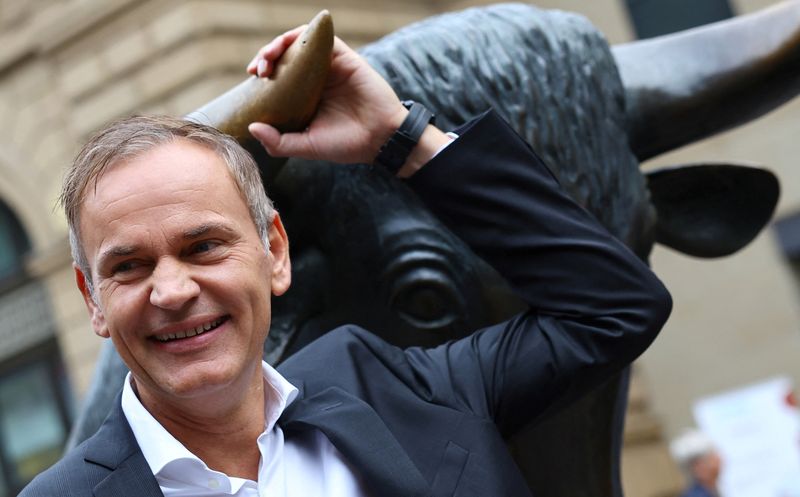 &copy; Reuters. Oliver Blume, CEO of German car manufacturer Porsche, poses next to the bull outside the stock exchange prior to Porsche's IPO in Frankfurt, Germany, September 29, 2022.  REUTERS/Kai Pfaffenbach