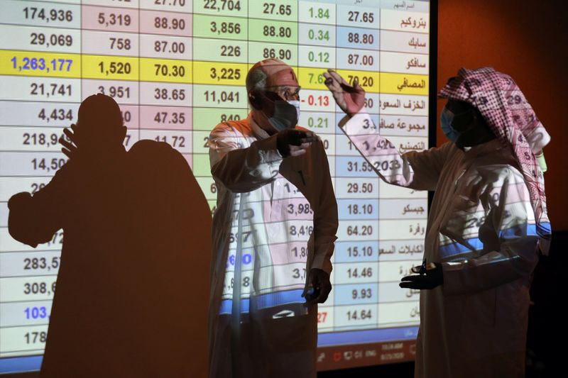 &copy; Reuters. متعاملون يراقبون شاشة التداول في بورصة السعودية بالرياض في صورة من أرشيف رويترز.