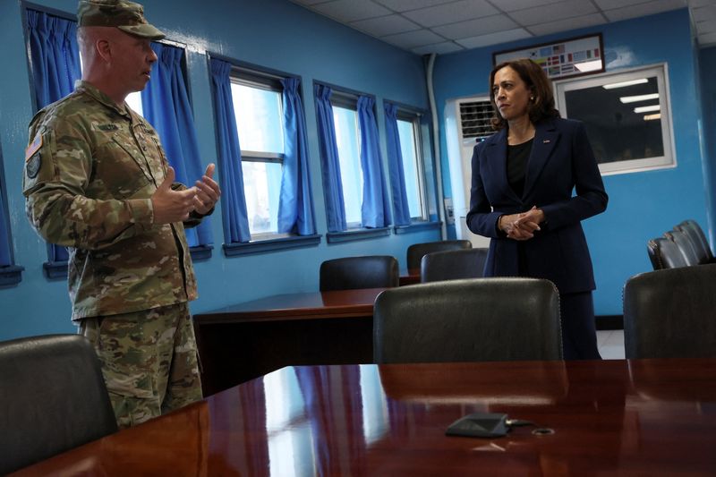 &copy; Reuters. La vicepresidenta de Estados Unidos, Kamala Harris, habla con un soldado en una sala de conferencias mientras visita la zona desmilitarizada (DMZ, por sus siglas en inglés) que separa las dos Coreas, en Panmunjom, Corea del Sur. 29 de septiembre de 2022.