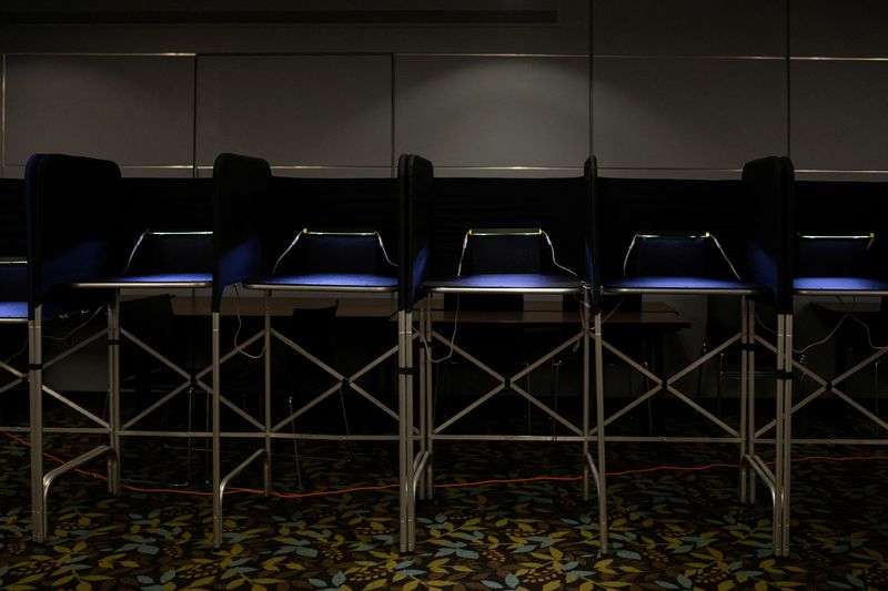 © Reuters. Voting booths are set up the day before Michigan Democrats and Republicans choose their nominees to contest November's congressional elections, which will determine which party controls U.S. House of Representatives for next two years, in Birmingham, Michigan, U.S. August 1, 2022.  REUTERS/Emily Elconin - RC2LNV9T3WJQ