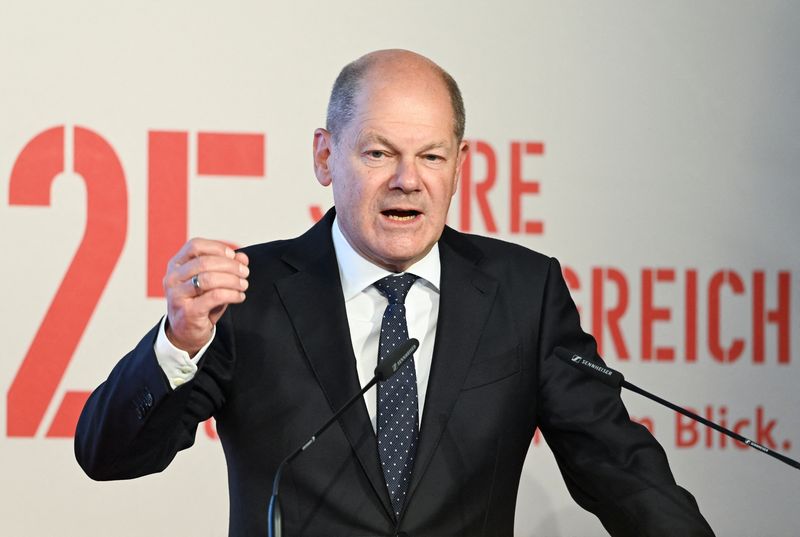 &copy; Reuters. FILE PHOTO: German Chancellor Olaf Scholz delivers his speech as he takes part in the 25th anniversary celebration for the IGBCE mining, chemicals and energy trade union in Hanover, Germany September 23, 2022. REUTERS/Fabian Bimmer/File Photo