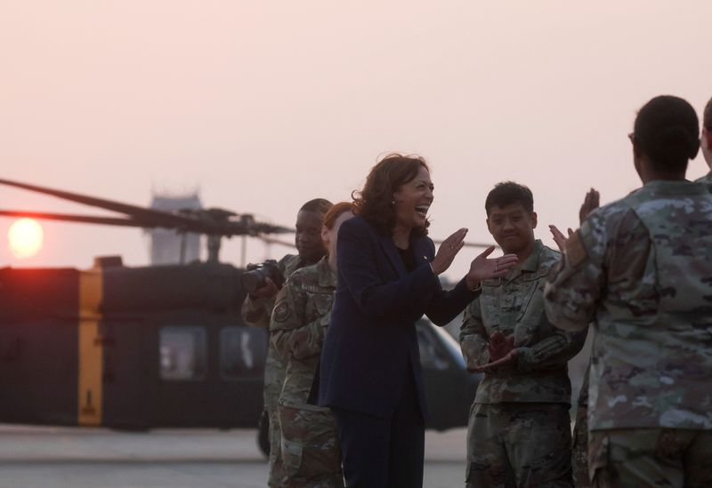 © Reuters. نائبة الرئيس الأمريكي كامالا هاريس تقابل جنودا من كوريا الجنوبية قبل مغادرتها المنطقة منزوعة السلاح التي تفصل بين الكوريتين يوم الخميس في صورة لرويترز من ممثل لوكالات الأنباء.