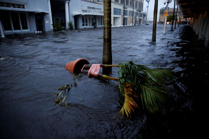 &copy; Reuters. Rua alagada em Fort Myers, na Flórida
 28/9/2022   REUTERS/Marco Bello