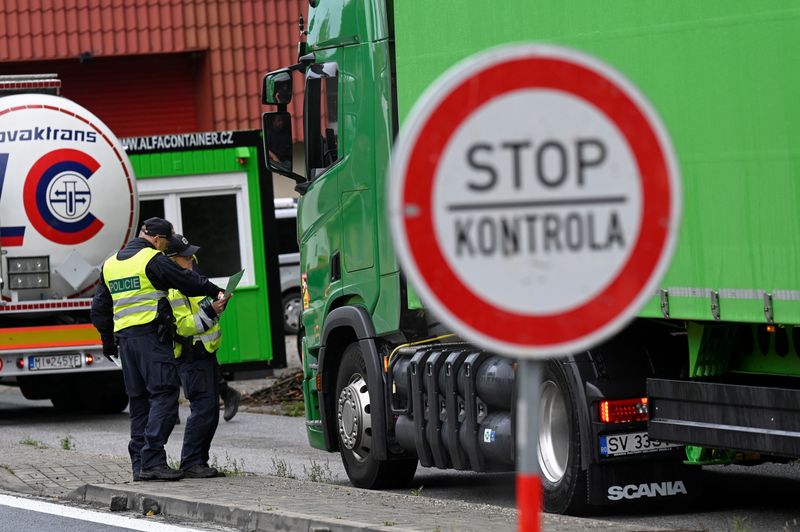 &copy; Reuters. ضباط شرطة يفتشون شاحنة عند الحدود التشيكية مع سلوفاكيا كجزء من اجراءات أمنية بعد تزايد عدد المهاجرين إلى ألمانيا يوم الخميس. تصوير: رادوفان 