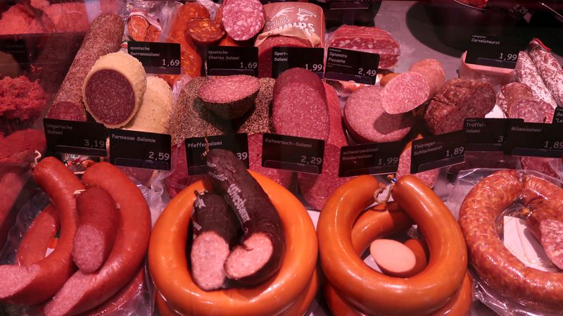 &copy; Reuters. FILE PHOTO: Sausages are displayed in a supermarket in Berlin, Germany, June 25, 2020. REUTERS/Fabrizio Bensch/File Photo