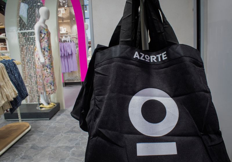 © Reuters. A carry bag is pictued inside the Azorte, a fashion and lifestyle store of Reliance Industries Ltd, during its launch in Bengaluru, India, September 29, 2022. REUTERS/Nandan Mandayam