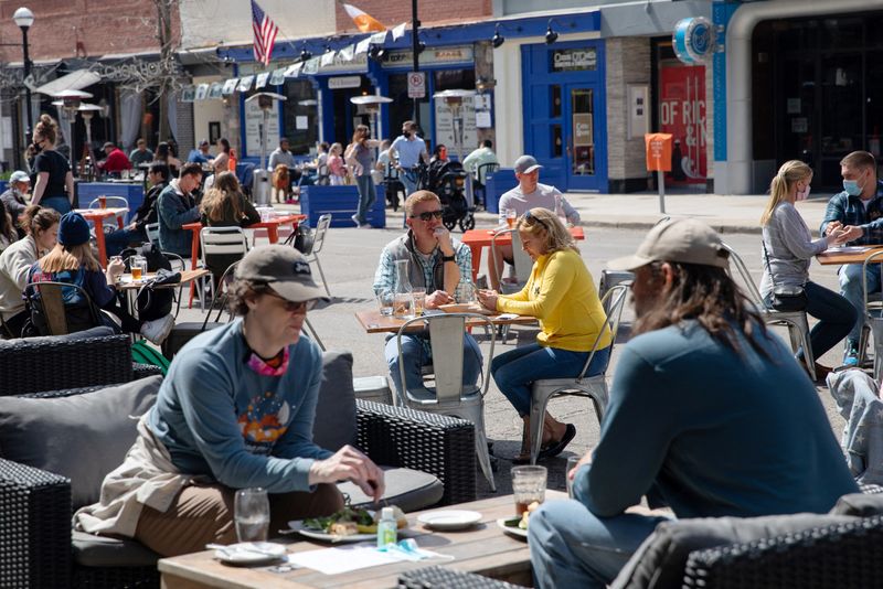 © Reuters. People crowd outdoor dining at a restaurant as coronavirus disease (COVID-19) restrictions are eased in Ann Arbor, Michigan, U.S., April 4, 2021.  REUTERS/Emily Elconin