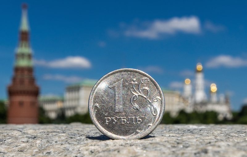 &copy; Reuters. A Russian one rouble coin is pictured in front of the Kremlin in Moscow, Russia, in this illustration picture taken June 24, 2022. REUTERS/Maxim Shemetov/Illustration