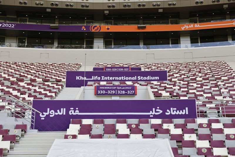 &copy; Reuters. منظر عام لاستاد خليفة الدولي في الدوحة استعداد لكأس العالم لكرة القدم في صورة التقطت يوم الخميس. تصوير: محمد دبوس - رويترز.