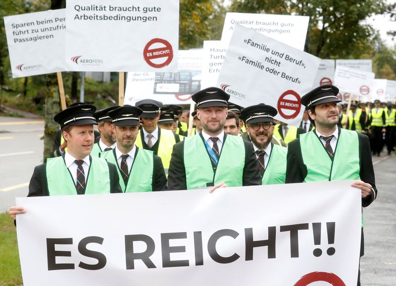 &copy; Reuters. Members of AEROPERS - Airline Pilots Association carry posters on their march to protest in front of the headquarters of Swiss International Air Lines in Kloten, Switzerland September 29, 2022.  REUTERS/Arnd Wiegmann