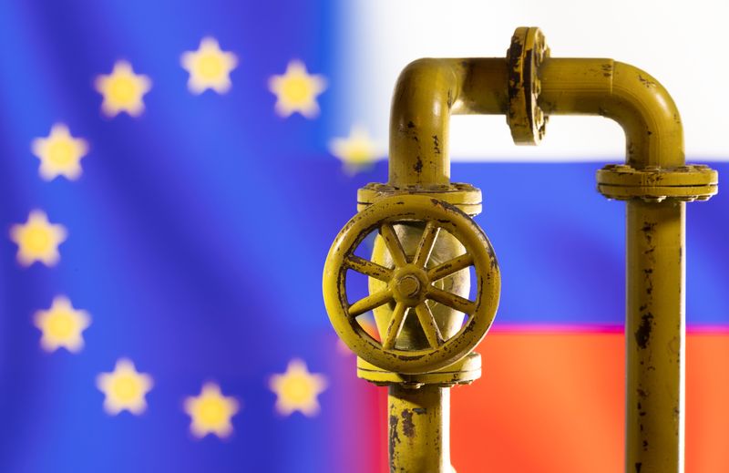&copy; Reuters. Un modello di gasdotto è visibile davanti alla bandiera dell'Ue e alla bandiera russa, 8 marzo 2022. REUTERS/Dado Ruvic/Illustration