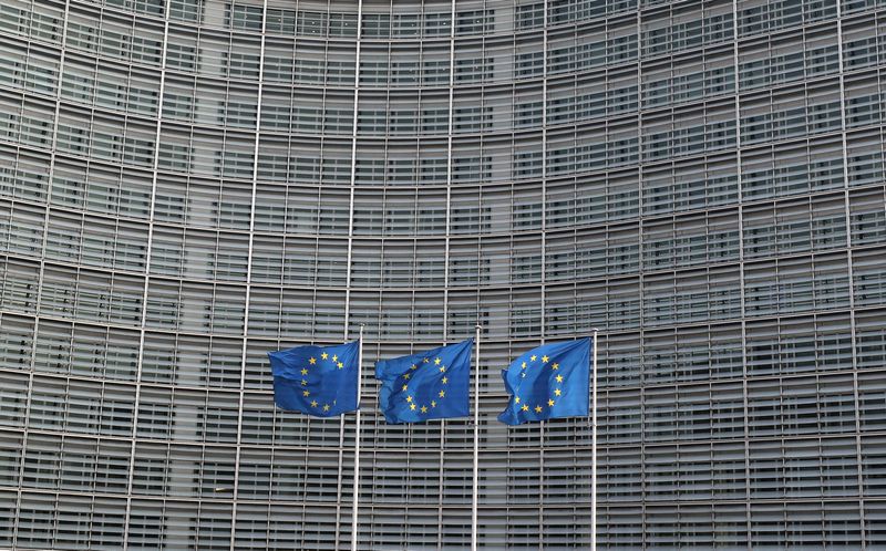 &copy; Reuters. FOTO DE ARCHIVO. Banderas de la Unión Europea ondean frente a la sede de la Comisión Europea en Bruselas, Bélgica. 10 de abril de 2019. REUTERS/Yves Herman