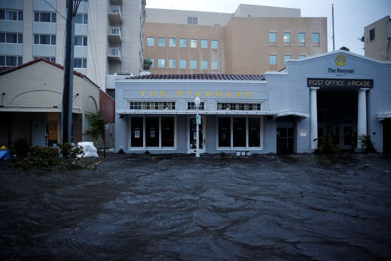 &copy; Reuters. A flooded street is seen in downtown as Hurricane Ian makes landfall in southwestern Florida, in Fort Myers, Florida, U.S. September 28, 2022. REUTERS/Marco Bello