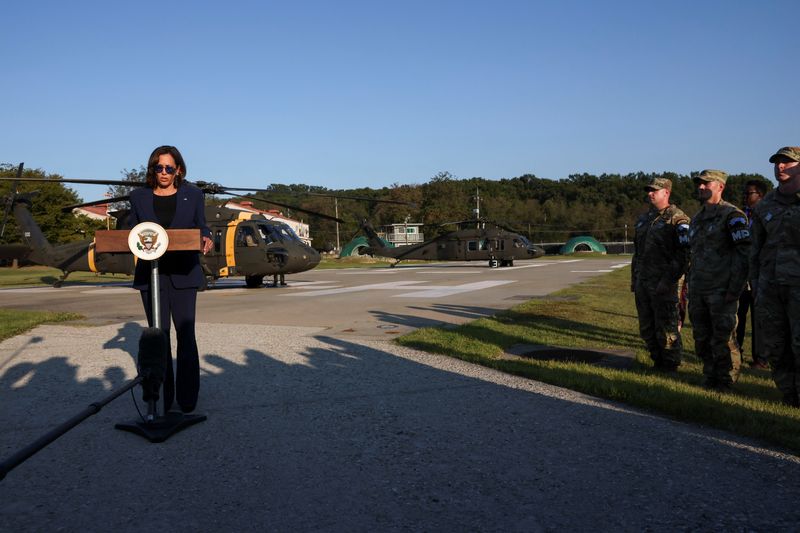 © Reuters. U.S. Vice President Kamala Harris gives a statement to the media as she visits the demilitarized zone (DMZ) separating the two Koreas, in Panmunjom, South Korea, September 29, 2022. REUTERS/Leah Millis/Pool