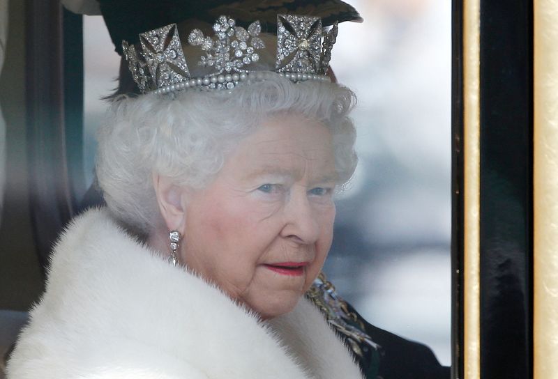 &copy; Reuters. FOTO DE ARCHIVO: La reina Isabel de Gran Bretaña es conducida en carruaje desde el Palacio de Buckingham hasta las Casas del Parlamento durante la Apertura de Estado del Parlamento en el centro de Londres, Gran Bretaña. 27 de mayo de 2015.   REUTERS/Pet