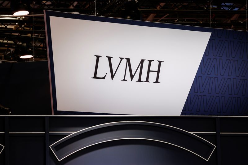 &copy; Reuters. Photo du logo de LVMH dans son espace d'exposition, lors de la conférence Viva Technology à Paris. /Photo prise le 15 juin 2022/REUTERS/Benoit Tessier