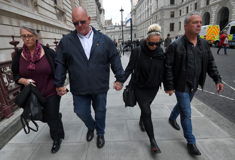 © Reuters. Tim Dunn (2nd L) and Charlotte Charles (2nd R), parents of Harry Dunn, leave the Foreign and Commonwealth office in London, Britain, October 9, 2019. REUTERS/Toby Melville - RC1FCCE18090