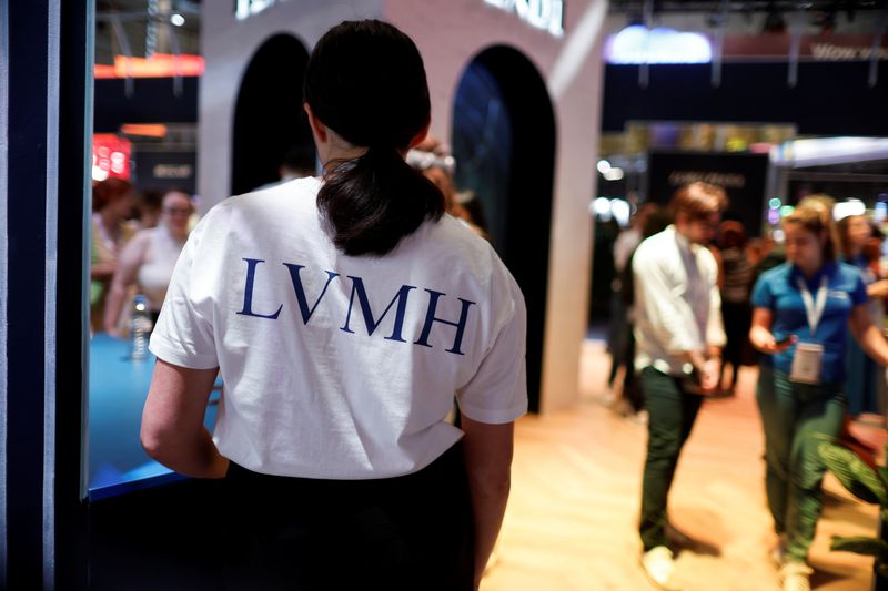 &copy; Reuters. FILE PHOTO: An exhibitor wears a LVMH t-shirt at their booth, at the Viva Technology conference dedicated to innovation and startups, at the Porte de Versailles exhibition center in Paris, France June 17, 2022. REUTERS/Benoit Tessier/File Photo