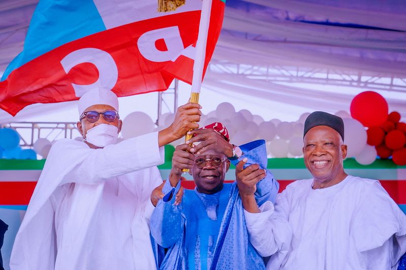 &copy; Reuters. FILE PHOTO: APC party's new presidential candidate Bola Tinubu raises a party's flag with Nigeria's President Muhammadu Buhari next to Abdullahi Adamu, the APC party chairman, during the party convention in Abuja, Nigeria June 7, 2022. Nigeria's Presidenc