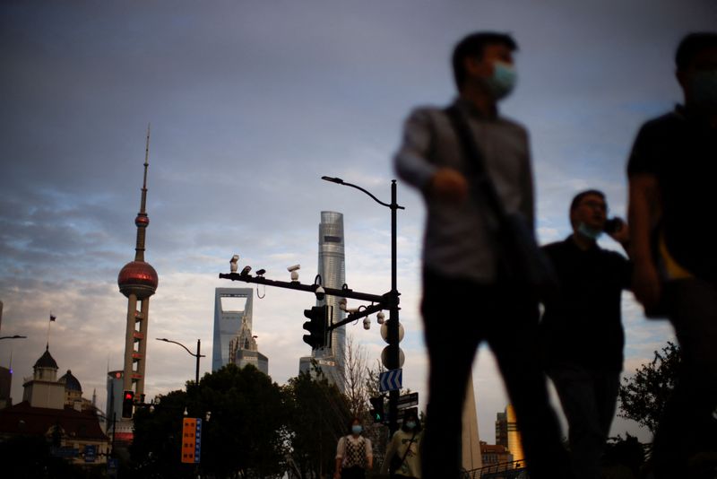 &copy; Reuters. Pessoas de máscaras caminham na rua, após o surto de Covid-19 em Xangai, China, 21 de setembro de 2022. REUTERS/Aly Song