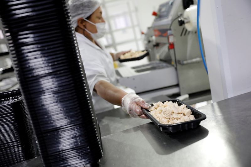 © Reuters. Funcionário embala frango vegano na fábrica em São Paulo
19/06/2019
REUTERS/Nacho Doce