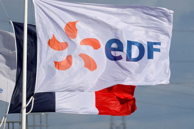 &copy; Reuters. Un drapeau portant le logo d'EDF et un drapeau français flottent à côté de la centrale EDF de Bouchain, près de Valenciennes. /Photo prise le 29 septembre 2021/REUTERS/Pascal Rossignol