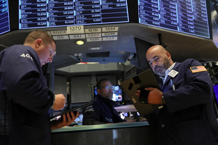 &copy; Reuters. Imagen de archivo de operadores en el parqué de la Bolsa de Nueva York, EEUU. 7 septiembre 2022. REUTERS/Brendan McDermid