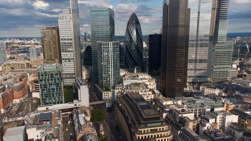 © Reuters. Drone view of the financial district in London, Britain July 3, 2022. REUTERS/Yann Tessier