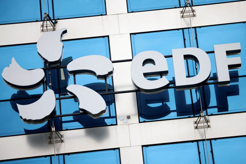 &copy; Reuters. Photo du logo d'EDF sur la façade du siège social du groupe à Paris. /Photo prise le 7 juillet 2022/REUTERS/Johanna Geron