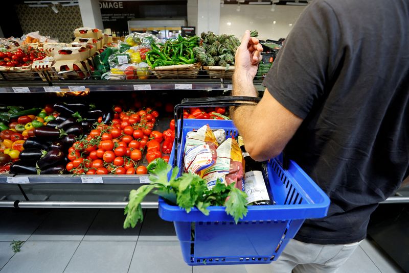 &copy; Reuters. Un client fait ses courses dans un supermarché à Nice. /Photo prise le 18 août 2022. /REUTERS/Eric Gaillard