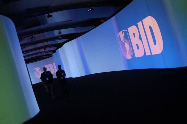 &copy; Reuters. Imagen de archivo de una pantalla con el logo del BID en el centro de convenciones Atlapa de Ciudad de Panamá. 13 marzo 2013. REUTERS/Carlos Jasso