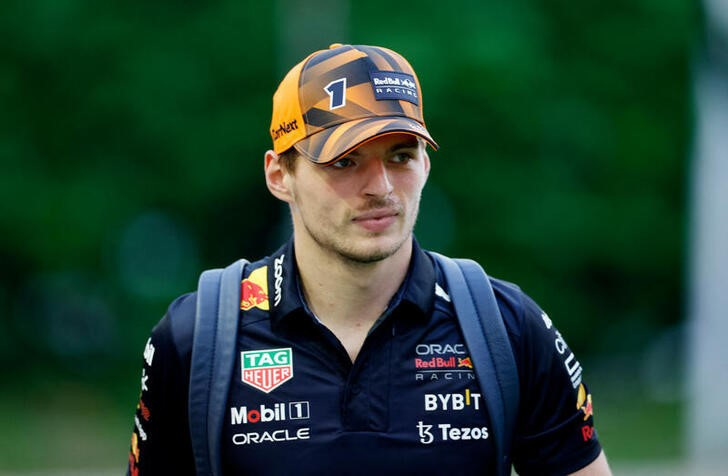 &copy; Reuters. El piloto holandés de Red Bull Max Verstappen llega al circuito callejero de Marina Bay, Singapur. 29 septiembre 2022. REUTERS/Edgar Su