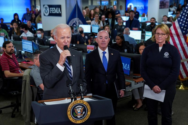 © Reuters. U.S. President Joe Biden is flanked by Department of Homeland Security (DHS) Secretary Alejandro Mayorkas and Federal Emergency Management Agency (FEMA) Administrator Deanne Criswell as he delivers remarks inside Federal Emergency Management Agency (FEMA) headquarters, where he received a briefing on the impact of Hurricane Ian, in Washington, U.S., September 29, 2022. REUTERS/Kevin Lamarque