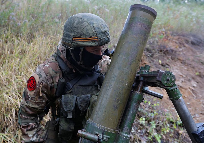 &copy; Reuters. Membro de tropas pró-Rússia prepara armamento, em Donetsk, Ucrânia
17/09/2022
REUTERS/Alexander Ermochenko