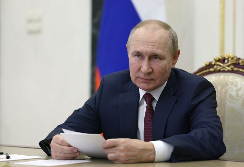 &copy; Reuters. بوتين خلال اجتماع عبر الفيديو في موسكو يوم الخميس. صورة من سبوتنيك.