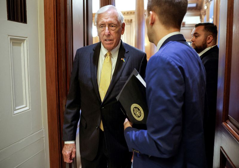 &copy; Reuters. FILE PHOTO: House Majority Leader Steny Hoyer (D-MD) walks to a vote on the House floor at the United States Capitol building in Washington, U.S., September 21, 2022. REUTERS/Evelyn Hockstein/File Photo