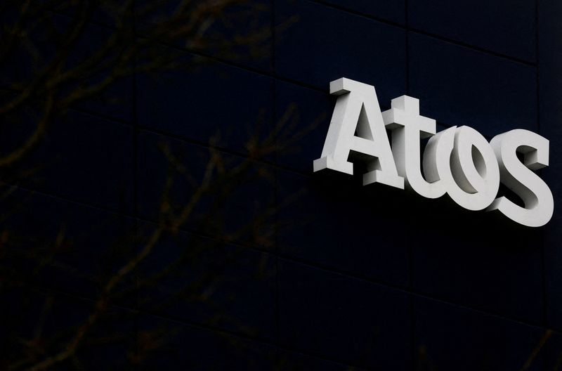 &copy; Reuters. Photo du logo d'Atos sur un bâtiment du groupe à Nantes. /Photo prise le 11 mars 2022/REUTERS/Stéphane Mahé