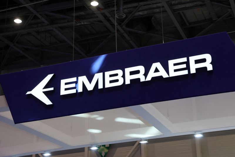 © Reuters. Um logotipo da Embraer é fotografado durante a Convenção e Exposição Europeia de Aviação Executiva (EBACE) em Genebra, Suíça, em 23 de maio de 2022. REUTERS/Denis Balibouse