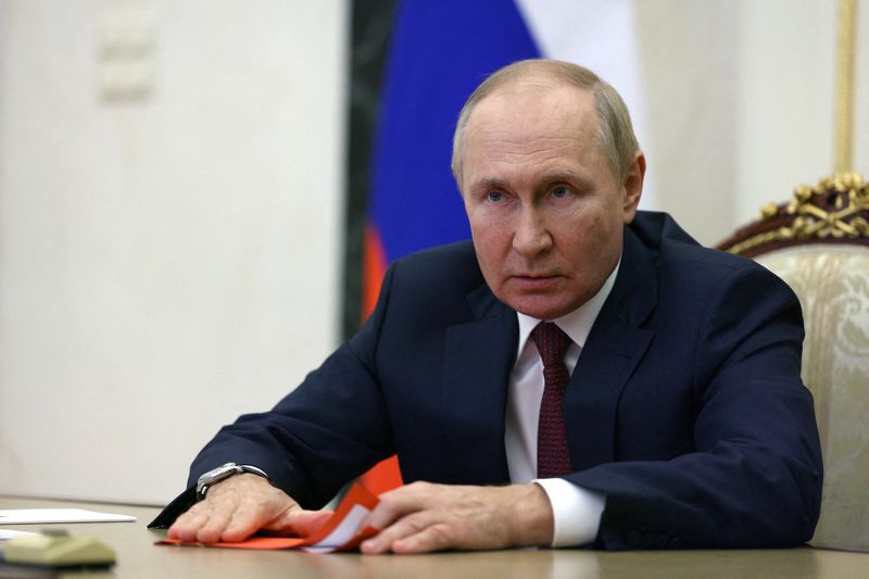 &copy; Reuters. الرئيس الروسي فلاديمير بوتين خلال اجتماع عبر الفيديو في موسكو يوم الخميس. صورة من سبوتنيك. 