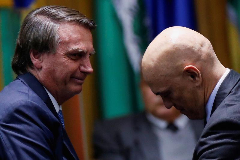 &copy; Reuters. Presidente Jair Bolsonaro e ministro do STF Alexandre de Moraes durante cerimônia em Brasília
19/05/2022
REUTERS/Adriano Machado